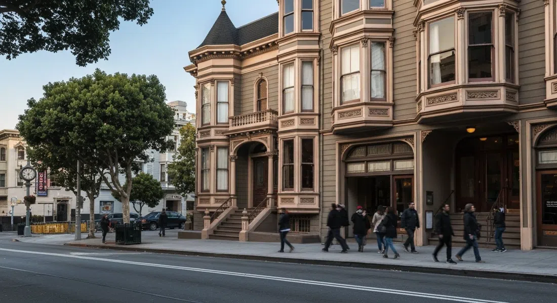 la Casa Haas-Lilienthal en Franklin Street, una victoriana Reina Ana de 1886 con carpintería ornamentada y ventanales vistos desde la acera en la luz suave de la mañana