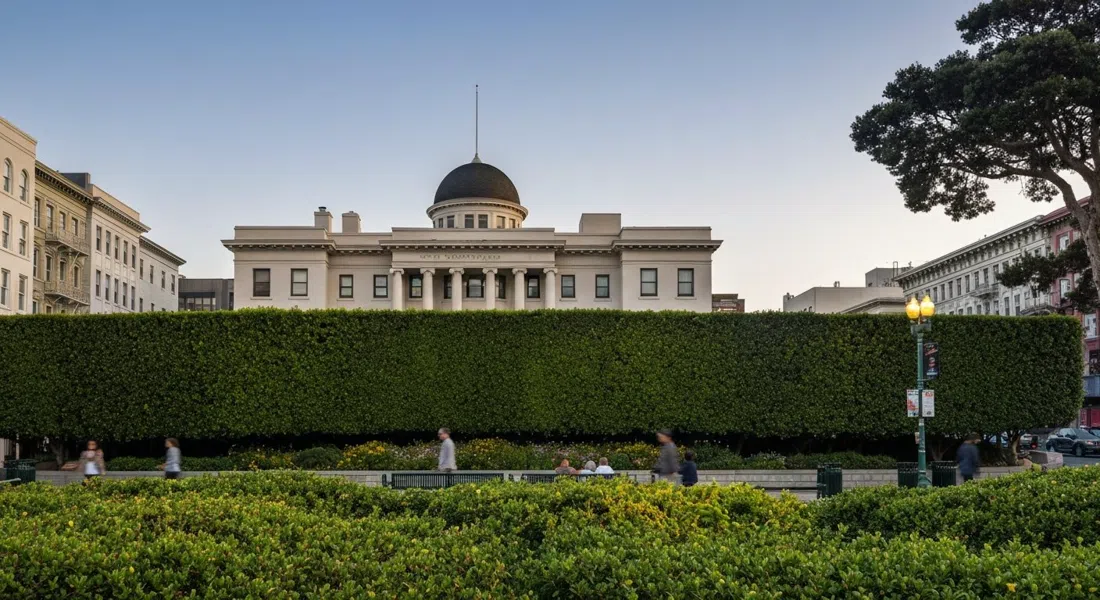 la Mansión Spreckels en Washington Street detrás de su famosamente alto seto, con el verde de Lafayette Park en primer plano a la luz del atardecer
